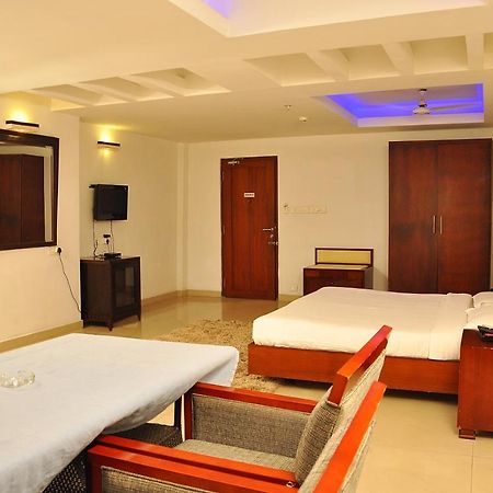 Hotel Luciya Kochi Buitenkant foto