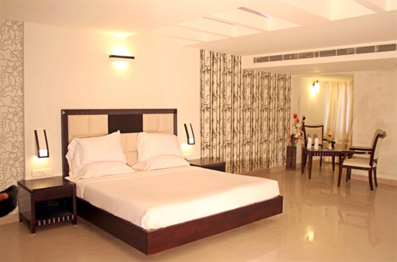 Hotel Luciya Kochi Buitenkant foto